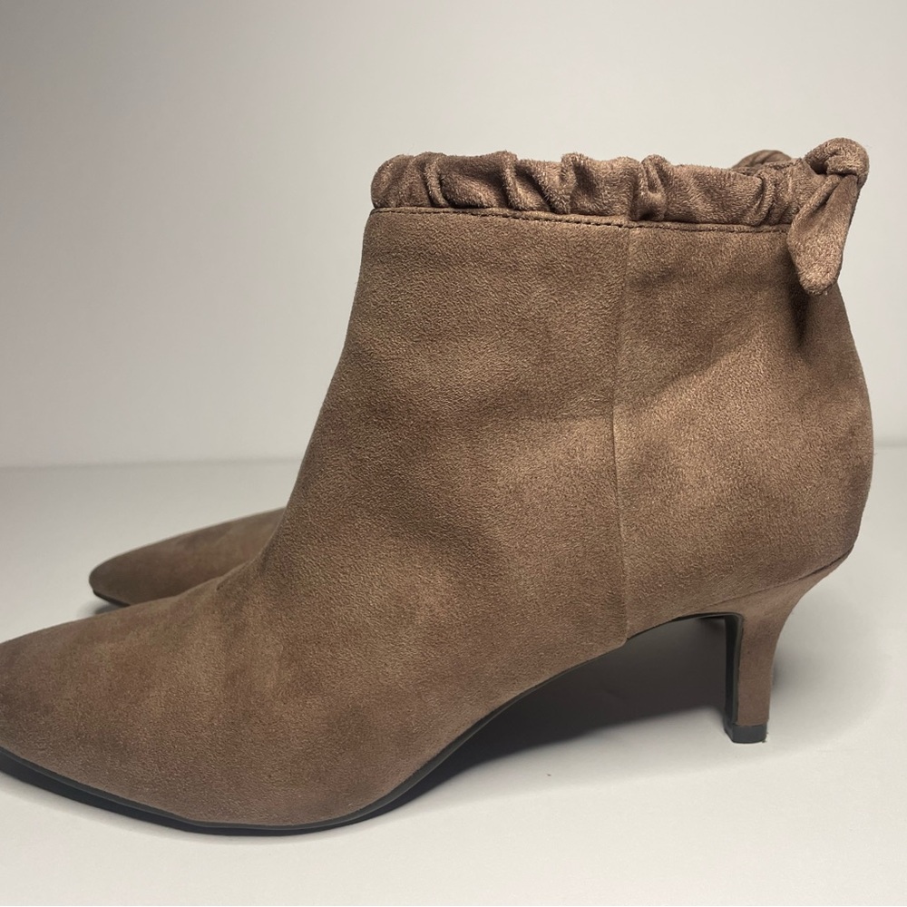 AEROSOLES Sacramento Bootie with bow~ TAUPE. Size 9.5 M